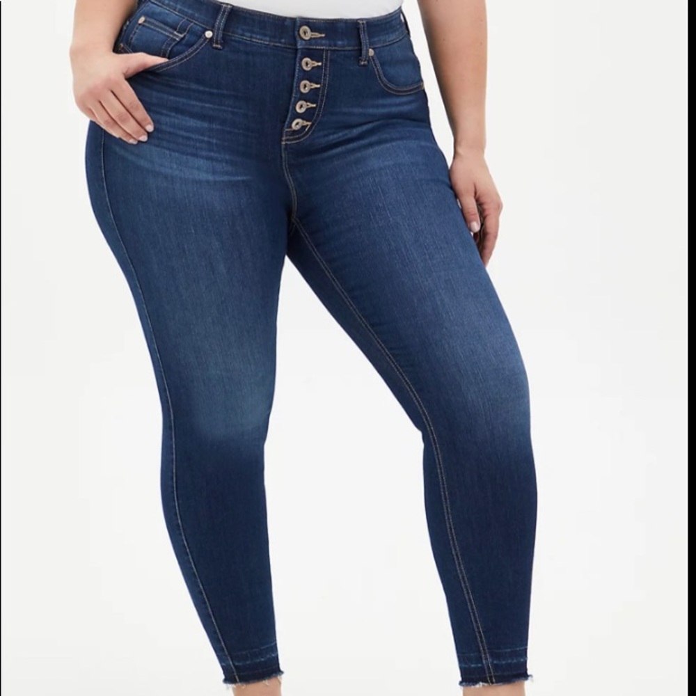 BOMBSHELL SKINNY JEAN - PREMIUM STRETCH ECO DARK WASH. Size 16R